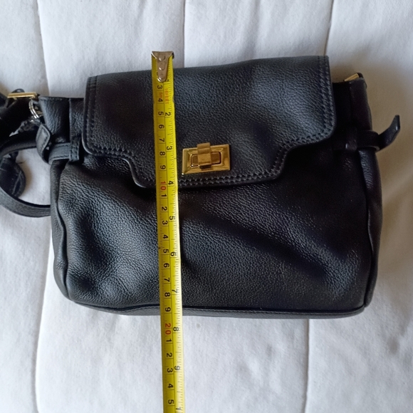 Calvin Klein Elegant Black Leather Crossbody Bag - Picture 8 of 9